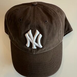 🧢Brown Cap with NEW YORK YANKEES White Logo